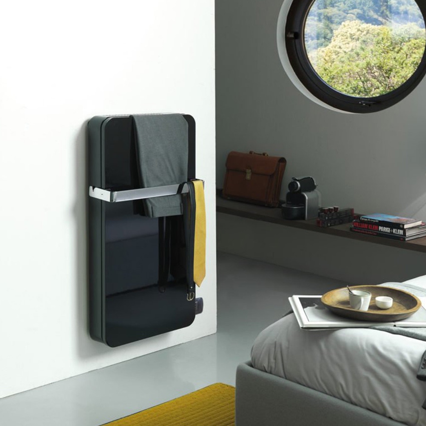 Immagine di Deltacalor VALET radiatore con la funzione di scaldasalviette H.100 L.52 cm, colore nero, con maniglione finitura satinato VLT100050YR