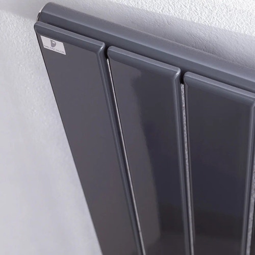 Immagine di Deltacalor FLYLINE VERTICALE SINGOLO radiatore H.180 L.67,2 cm, colore pastel traffic grey B finitura lucido FL1V180009R7043G