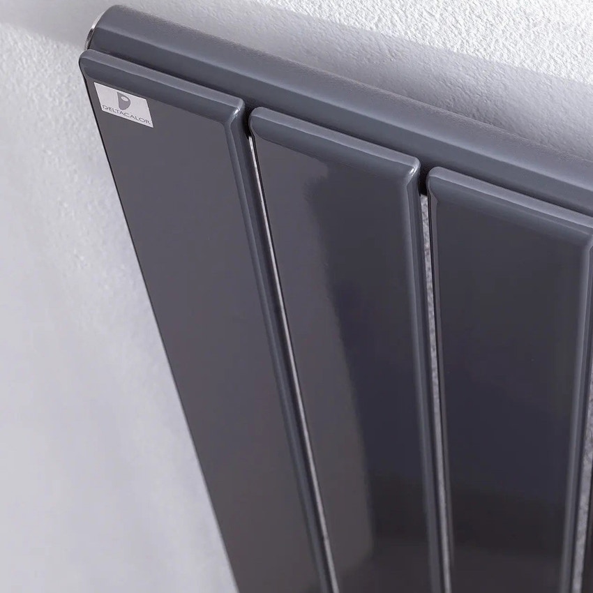 Immagine di Deltacalor FLYLINE VERTICALE SINGOLO radiatore H.180 L.67,2 cm, colore pastel traffic grey B finitura lucido FL1V180009R7043G