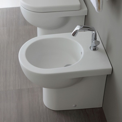 Immagine di Flaminia QUICK set sanitari monoblocco, vaso con scarico S/P, cassetta di scarico e batteria di scarico doppio flusso, coprivaso avvolgente con discesa rallentata, bidet monoforo con troppopieno, colore bianco finitura lucido QK116+QK217+QK39+QKCW07