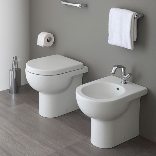 Immagine di Flaminia QUICK set sanitari monoblocco, vaso con scarico S/P, cassetta di scarico e batteria di scarico doppio flusso, coprivaso avvolgente con discesa rallentata, bidet monoforo con troppopieno, colore bianco finitura lucido QK116+QK217+QK39+QKCW07