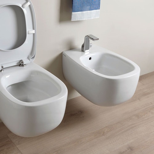Immagine di Flaminia BONOLA set sanitari sospesi, vaso con sistema goclean® e coprivaso slim con discesa rallentata, bidet monoforo con troppopieno, colore bianco finitura lucido BN118G+BN218+BNCW03