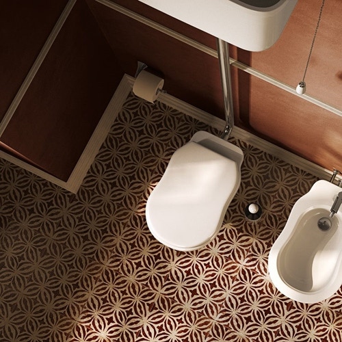 Immagine di Flaminia EFI set sanitari a pavimento, vaso con scarico a pavimento e coprivaso con discesa rallentata, bidet monoforo con troppopieno, colore bianco finitura lucido 6010+6005+23/CR