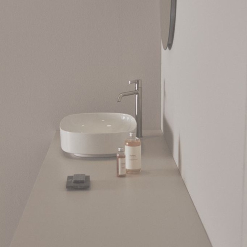 Immagine di Ideal Standard LINDA-X lavabo da appoggio L.55 cm, ultrasottile, senza foro rubinetteria e senza troppopieno, colore bianco finitura lucido T440201