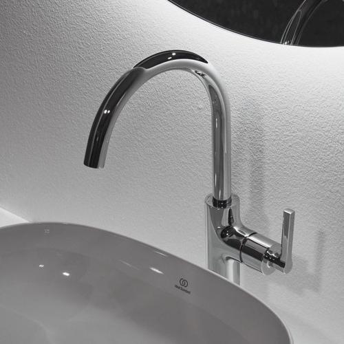 Immagine di Ideal Standard JOY NEO miscelatore monocomando da appoggio su piano, maniglia lineare laterale, con bocca girevole, senza scarico, finitura cromo BD156AA