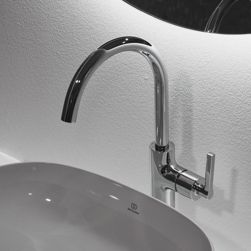 Immagine di Ideal Standard JOY NEO miscelatore monocomando da appoggio su piano, maniglia lineare laterale, con bocca girevole, senza scarico, finitura cromo BD156AA