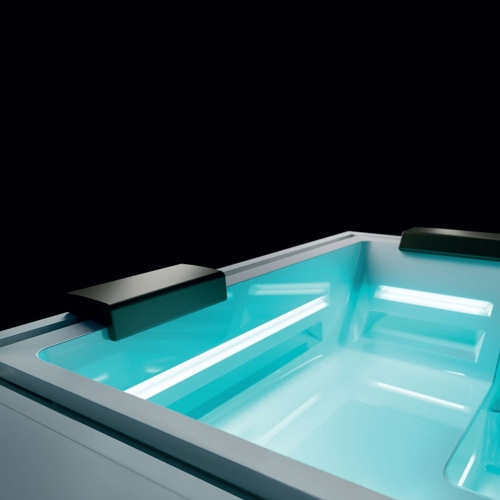 Immagine di Treesse GHOST PLUS PHANTOM SP1 minipiscina quadrata L.235 H.98 cm, con 20 getti idromassaggio plus Ghost System e comando touch V322L