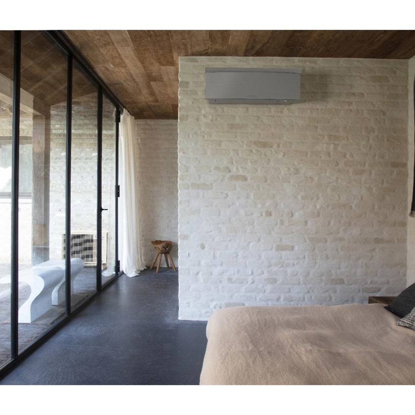 Immagine di Daikin EMURA R32 Climatizzatore a parete trial split inverter Wi-Fi silver | unità esterna 7.8 kW unità interne 18000+18000+18000 BTU 5MXM90A9+FTXJ[50|50|50]AS