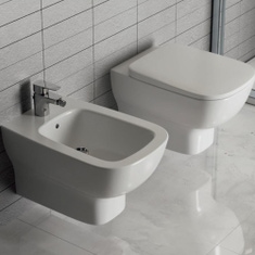 Immagine di Ideal Standard ESEDRA set sanitari sospesi, vaso sospeso a cacciata con brida e coprivaso slim a discesa rallentata, bidet monoforo con troppopieno, colore bianco finitura lucido T278701-T281501