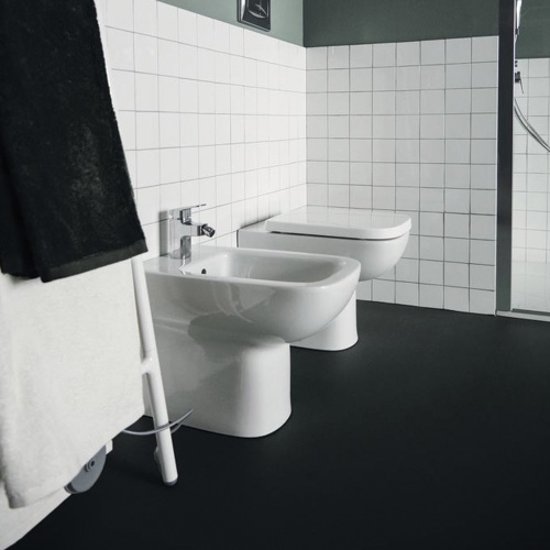 Immagine di Ideal Standard I.LIFE A set sanitari a pavimento, vaso RimLS+ a filo parete, sedile senza discesa rallentata, bidet monoforo con troppopieno a filo parete, colore bianco finitura lucido T452501-T452601-T453001