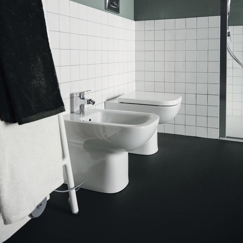 Immagine di Ideal Standard I.LIFE A set sanitari a pavimento, vaso RimLS+ a filo parete, sedile senza discesa rallentata, bidet monoforo con troppopieno a filo parete, colore bianco finitura lucido T452501-T452601-T453001