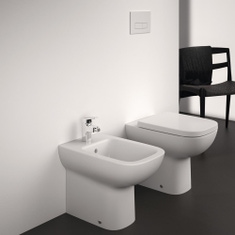 Immagine di Ideal Standard I.LIFE A set sanitari a pavimento, vaso RimLS+ a filo parete, sedile senza discesa rallentata, bidet monoforo con troppopieno a filo parete, colore bianco finitura lucido T452501-T452601-T453001
