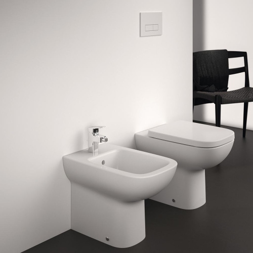 Immagine di Ideal Standard I.LIFE A set sanitari a pavimento, vaso RimLS+ a filo parete, sedile senza discesa rallentata, bidet monoforo con troppopieno a filo parete, colore bianco finitura lucido T452501-T452601-T453001