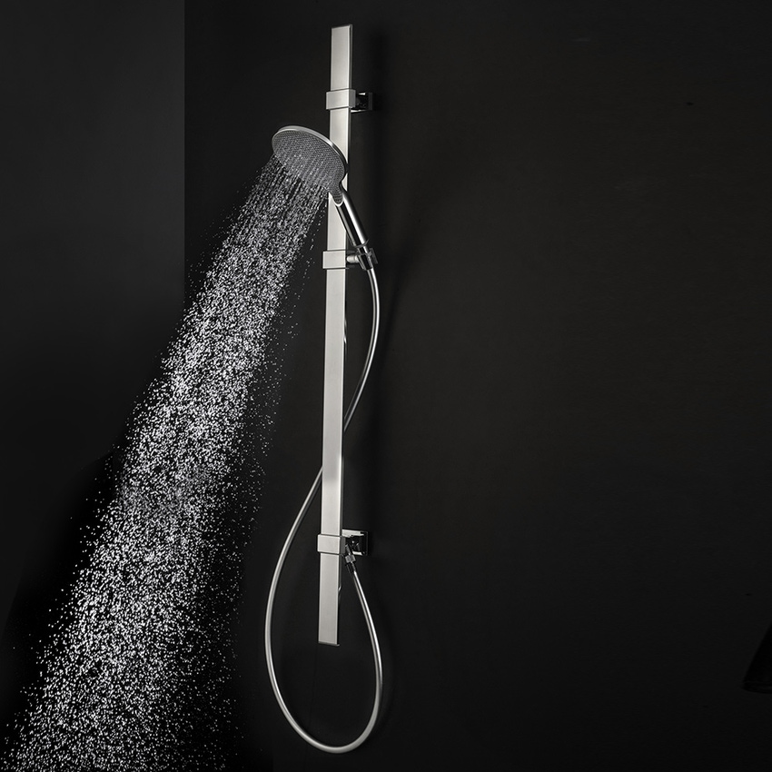 Immagine di Bossini APICE set doccia composto da: asta murale Flat H.110 cm, supporti a muro regolabili, supporto a muro inferiore con presa acqua incorporata, doccetta Ø 14 cm e flessibile 150 cm, finitura cromo D48086300030013