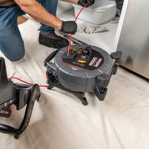 Immagine di Ridgid SeeSnake® MicroReel APX con tecnologia TruSense, sistema di videoispezione, monitor con registrazione digitale e Wi-Fi CS6x VERSA, batteria da 18 V e caricabatterie 75848