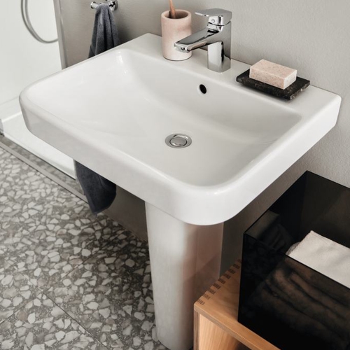 Immagine di Ideal Standard soluzione bagno completo, sanitari sospesi, lavabo 60 cm, vasca rettangolare 170x75, colore bianco finitura lucido, rubinetteria finitura cromo SING9