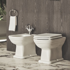 Immagine di Ideal Standard CALLA set sanitari a pavimento, vaso a filo parete, con sedile a discesa rallentata, bidet monoforo con troppopieno, colore bianco finitura lucido E222501+E222601+E251801