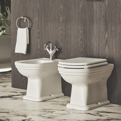 Immagine di Ideal Standard CALLA set sanitari a pavimento, vaso a filo parete, con sedile a discesa rallentata, bidet monoforo con troppopieno, colore bianco finitura lucido E222501+E222601+E251801