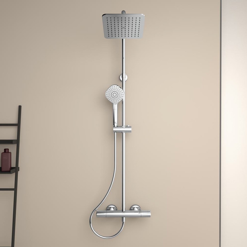 Immagine di Ideal Standard CERATHERM T100 colonna doccia con termostatico esterno, doccetta Idealrain con riduttore di portata, soffione quadrato 20 cm, asta murale e tubo flessibile L.175 cm, finitura cromo A7240AA