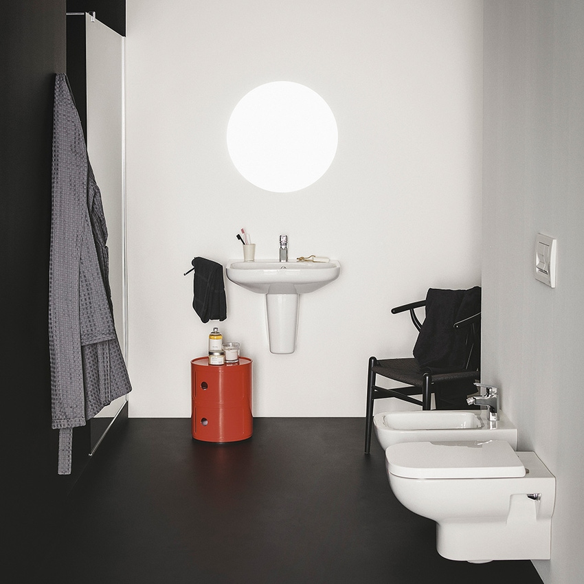Immagine di Ideal Standard soluzione bagno piccolo completo, sanitari sospesi, lavabo 60 cm, doccia rettangolare 120x100 cm, colore bianco finitura lucido, rubinetteria finitura cromo SING1