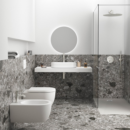 Immagine di Ideal Standard soluzione bagno completo, sanitari sospesi, lavabo 55 cm, colore bianco finitura lucido, doccia rettangolare 140x70 cm, colore grigio cemento finitura pietra opaco, rubinetteria finitura silver storm SING7
