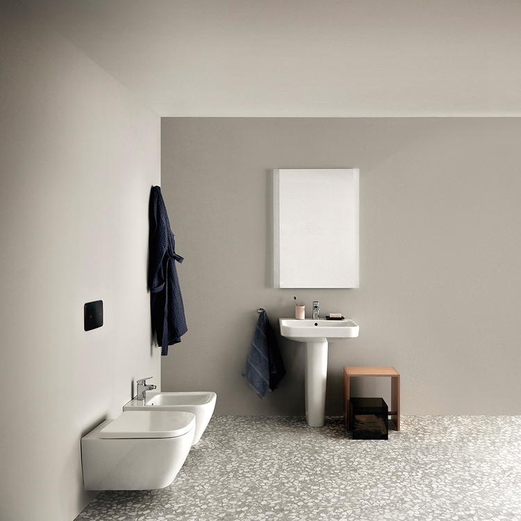 Ideal Standard soluzione bagno completo, sanitari sospesi, lavabo 60 cm, vasca rettangolare 170x75, colore bianco finitura lucido, rubinetteria finitura cromo SING9