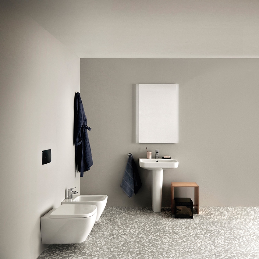 Immagine di Ideal Standard soluzione bagno completo, sanitari sospesi, lavabo 60 cm, vasca rettangolare 170x75, colore bianco finitura lucido, rubinetteria finitura cromo SING9