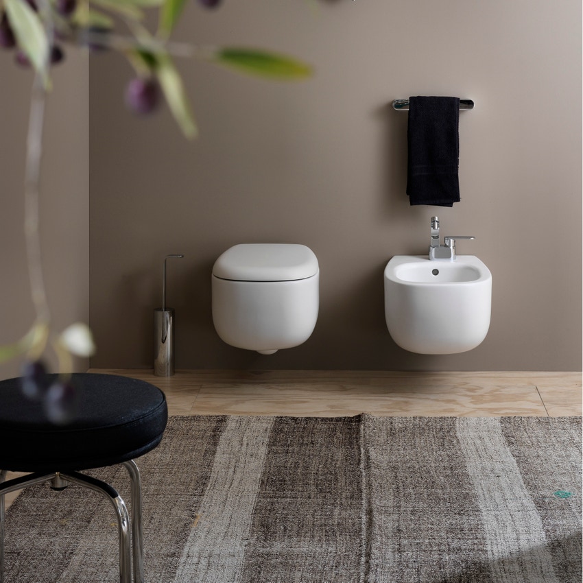 Immagine di Flaminia BONOLA set sanitari sospesi, vaso con sistema goclean® e coprivaso avvolgente con discesa rallentata, bidet monoforo con troppopieno, colore bianco latte finitura opaco BN118GLAT+BN218LAT+BNCW03LAT