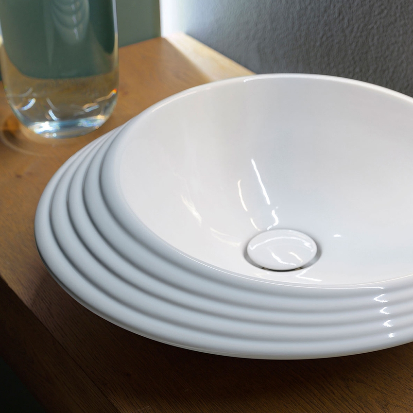 Immagine di Flaminia SPIRE+ lavabo rotondo da appoggio Ø 48 cm, senza troppopieno e senza piano rubinetteria, con decoro a rilievo, colore bianco finitura lucido SP48D