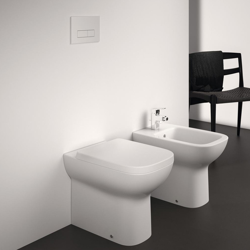 Immagine di Ideal Standard I.LIFE A vaso a terra RimLS+, a filo parete, universale, senza sedile, colore bianco finitura lucido T463101