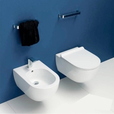 Immagine di Flaminia APP set sanitari sospesi, vaso con sistema goclean® e coprivaso slim con discesa rallentata, bidet monoforo con troppopieno, colore bianco finitura lucido AP118G+AP218+QKCW09