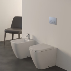 Immagine di Ideal Standard I.LIFE B set sanitari a terra, vaso filo parete senza brida, con sedile avvolgente a discesa rallentata, bidet monoforo con troppopieno, colore bianco finitura lucido T461601+T468301+T461701