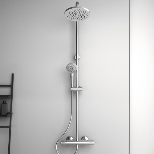 Immagine di Ideal Standard CERATHERM T25 colonna doccia con termostatico esterno, con deviatore, supporto doccetta, doccetta Idealrain, soffione rotondo Ø 20 cm e tubo flessibile 150 cm, finitura cromo A7701AA