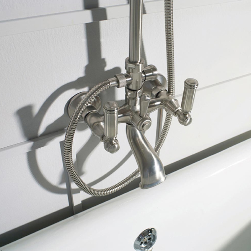 Immagine di Bossini LIBERTY LINE colonna murale in ottone con soffione Ø 21 cm, supporto orientabile, flessibile con doppia aggraffatura 150 cm e gruppo doccia/vasca esterno con deviatore, finitura nichel spazzolato L01203000094008