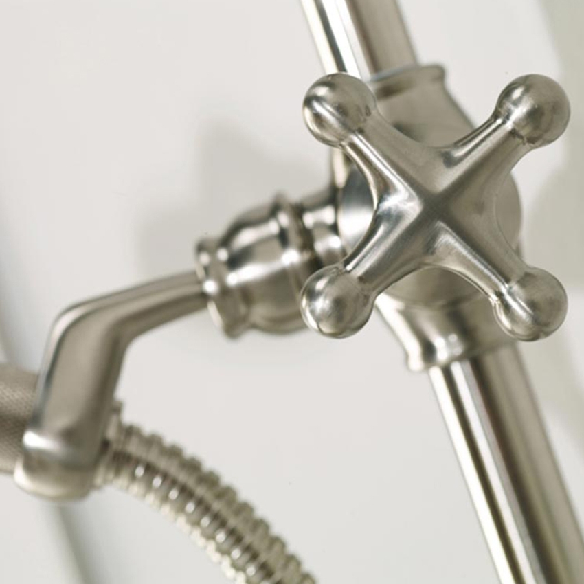 Immagine di Bossini LIBERTY LINE colonna murale in ottone con soffione Ø 21 cm, supporto orientabile, flessibile con doppia aggraffatura 150 cm e gruppo doccia/vasca esterno con deviatore, finitura nichel spazzolato L01203000094008