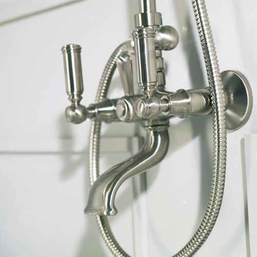 Immagine di Bossini LIBERTY LINE colonna murale in ottone con soffione Ø 21 cm, supporto orientabile, flessibile con doppia aggraffatura 150 cm e gruppo doccia/vasca esterno con deviatore, finitura nichel spazzolato L01203000094008