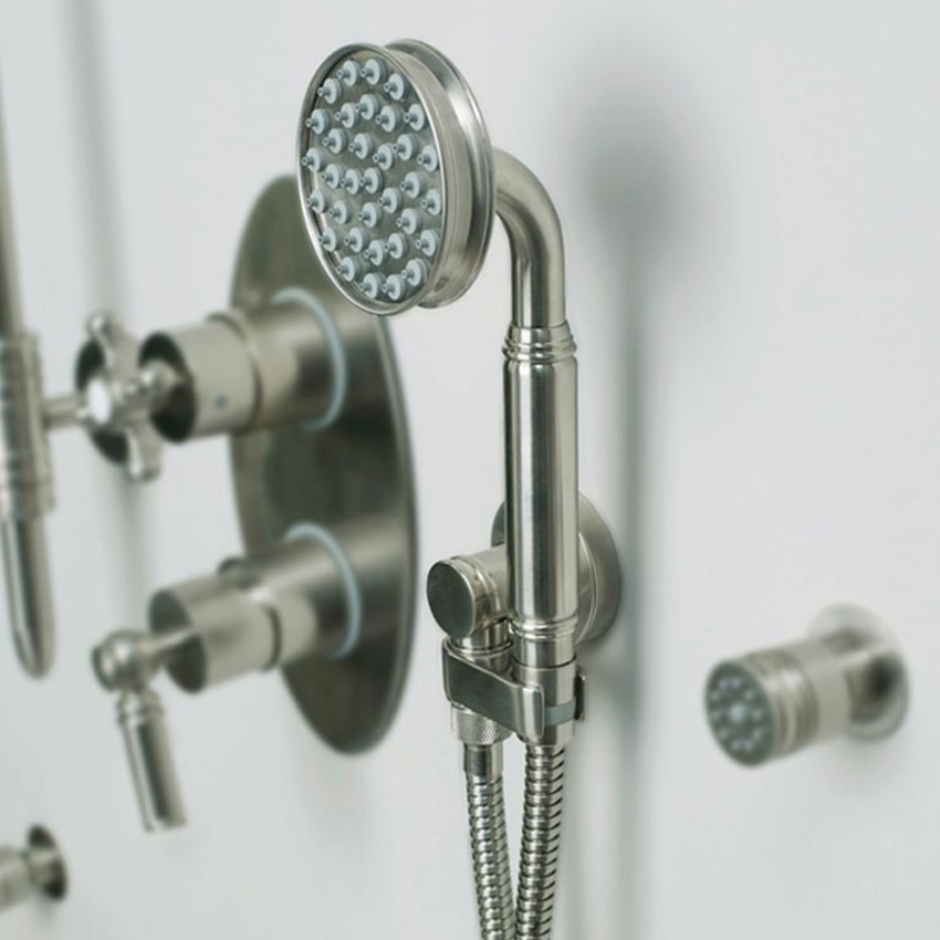 Immagine di Bossini LIBERTY LINE kit supporto orientabile con presa acqua, doccia Liberty-Gom e flessibile con doppia aggraffatura 150 cm, finitura nichel spazzolato C17001C00094004