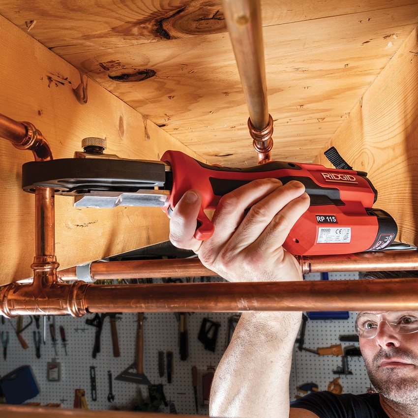 Immagine di Ridgid RP 115 Pressatrice 15 kN a batteria senza ganasce con caricabatterie da 12 V, batteria al litio Advanced 12 V 2.5 Ah e cassetta di trasporto 76938