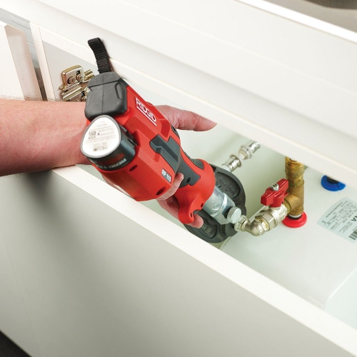 Immagine di Ridgid RP 115 Pressatrice 15 kN a batteria senza ganasce con caricabatterie da 12 V, batteria al litio Advanced 12 V 2.5 Ah e cassetta di trasporto 76938