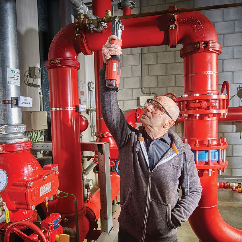 Immagine di Ridgid RP 115 Pressatrice 15 kN a batteria senza ganasce con caricabatterie da 12 V, batteria al litio Advanced 12 V 2.5 Ah e cassetta di trasporto 76938