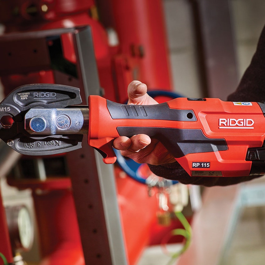 Immagine di Ridgid RP 115 Pressatrice 15 kN a batteria senza ganasce con caricabatterie da 12 V, batteria al litio Advanced 12 V 2.5 Ah e cassetta di trasporto 76938