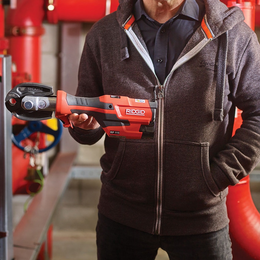 Immagine di Ridgid RP 115 Pressatrice 15 kN a batteria senza ganasce con caricabatterie da 12 V, batteria al litio Advanced 12 V 2.5 Ah e cassetta di trasporto 76938