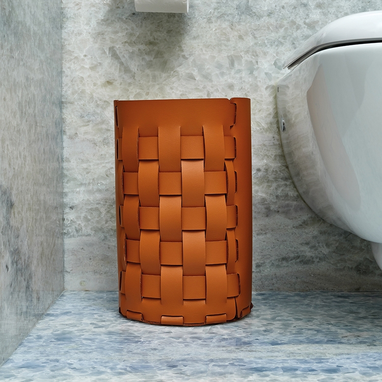 Immagine di Colombo Design ADJ BOTTEGA cestino per bagno Ø 22 H.35 cm, colore esterno cognac e interno bordeaux 203509/30
