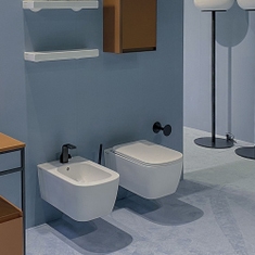 Immagine di Flaminia PLAY set sanitari sospesi, vaso con sistema gosilent® e coprivaso slim con discesa rallentata, bidet monoforo con troppopieno, colore bianco finitura lucido PY118S+PYCW05+PY218