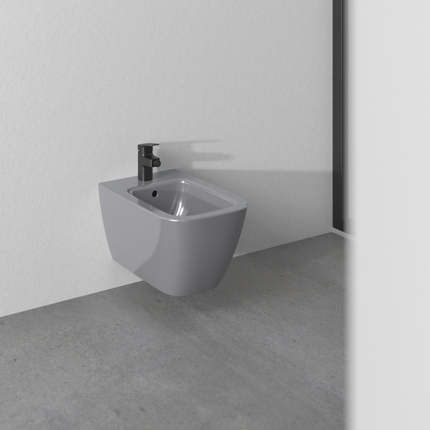 Immagine di Ideal Standard I.LIFE B set sanitari sospesi, vaso RimLS+ senza brida, con sedile avvolgente a discesa rallentata, bidet monoforo con troppopieno, colore grigio finitura lucido T461458+T500358+T461458