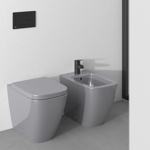 Immagine di Ideal Standard I.LIFE B set sanitari a terra, vaso filo parete senza brida, con sedile avvolgente a discesa rallentata, bidet monoforo con troppopieno, colore grigio finitura lucido T461658+T500358+T461758