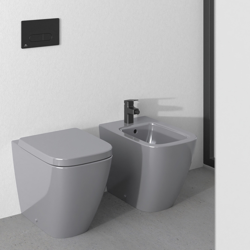 Immagine di Ideal Standard I.LIFE B set sanitari a terra, vaso filo parete senza brida, con sedile avvolgente a discesa rallentata, bidet monoforo con troppopieno, colore grigio finitura lucido T461658+T500358+T461758