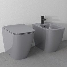 Immagine di Ideal Standard I.LIFE B set sanitari a terra, vaso filo parete senza brida, con sedile avvolgente a discesa rallentata, bidet monoforo con troppopieno, colore grigio finitura lucido T461658+T500358+T461758