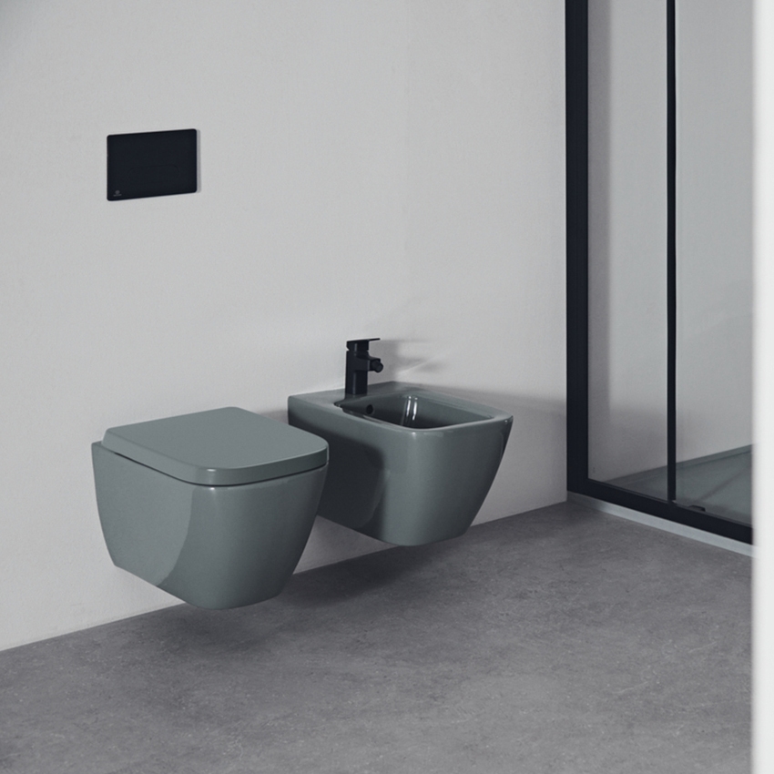 Immagine di Ideal Standard I.LIFE B set sanitari sospesi, vaso RimLS+ senza brida, con sedile avvolgente a discesa rallentata, bidet monoforo con troppopieno, colore grigio finitura lucido T461458+T500358+T461458