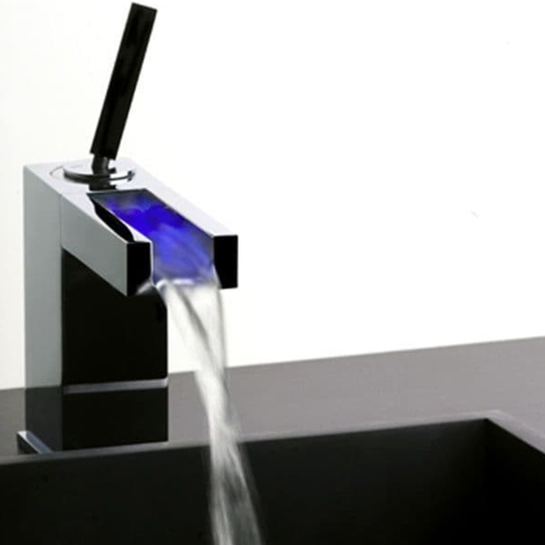 Immagine di Gessi RETTANGOLO CASCATA COLOUR miscelatore joystick per lavabo con scarico, flessibili di collegamento e sistema di illuminazione, finitura cromo 30902#031